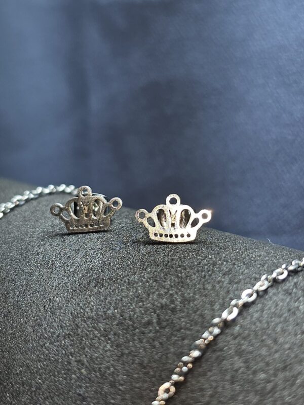 Cadena en acero inoxidable en forma de tiara con aretes.